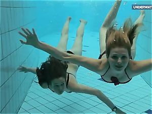 2 supah torrid teenagers in the pool